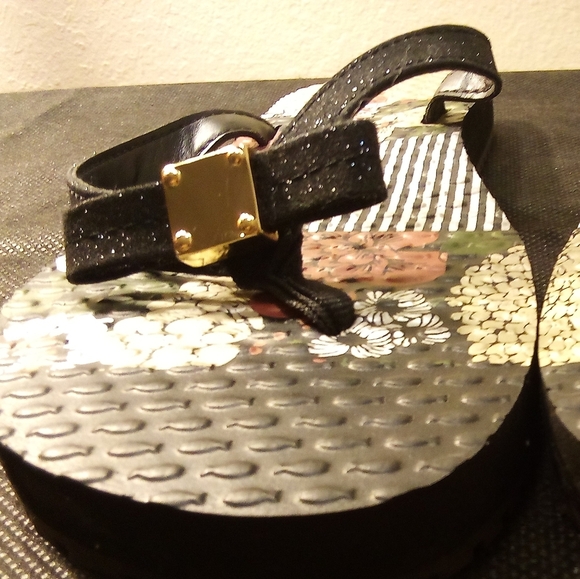 Lindsay Phillips -Floral Design Sandals W/Gold Bow Button Katie #520201, Size 7 - Picture 9 of 11